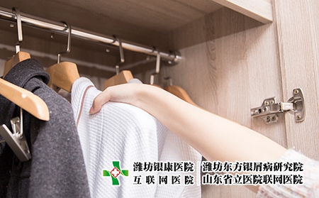 攝圖網(wǎng)_500224431_拿衣服（企業(yè)商用）